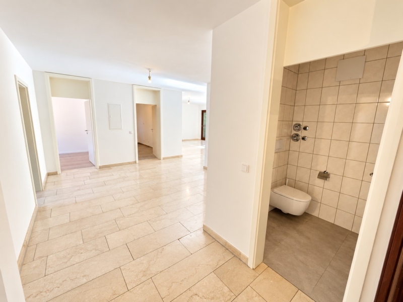 Neu renoviert! Großzügige 4 Zimmer Wohnung + 2 Balkone + Keller + TG-Platz möglich – Schwimmbad/Sauna im Haus!
