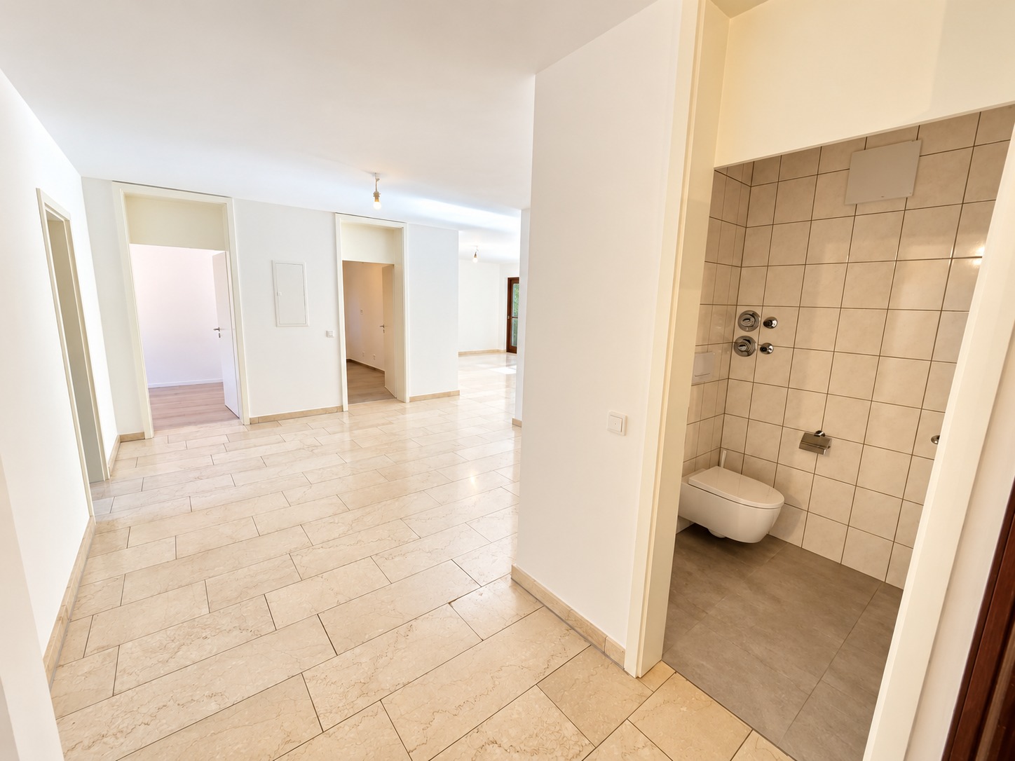 Neu renoviert! Großzügige 4 Zimmer Wohnung + 2 Balkone + Keller + TG-Platz möglich – Schwimmbad/Sauna im Haus!