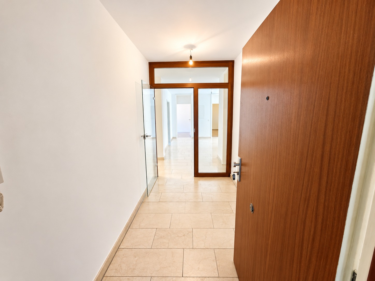 Neu renoviert! Großzügige 4 Zimmer Wohnung + 2 Balkone + Keller + TG-Platz möglich – Schwimmbad/Sauna im Haus!
