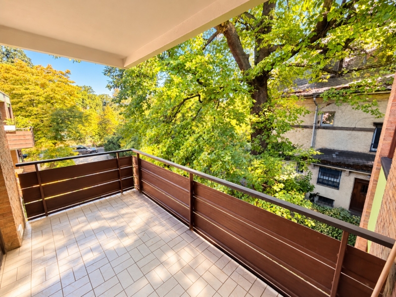 Neu renoviert! Großzügige 4 Zimmer Wohnung + 2 Balkone + Keller + TG-Platz möglich – Schwimmbad/Sauna im Haus!