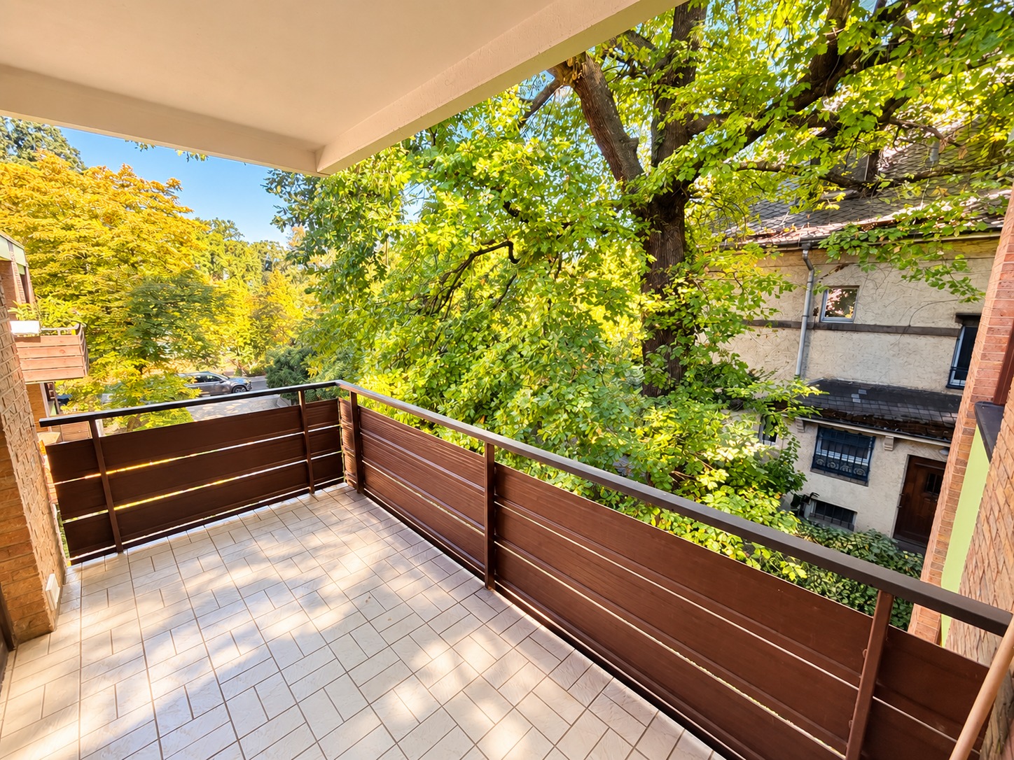 Neu renoviert! Großzügige 4 Zimmer Wohnung + 2 Balkone + Keller + TG-Platz möglich – Schwimmbad/Sauna im Haus!
