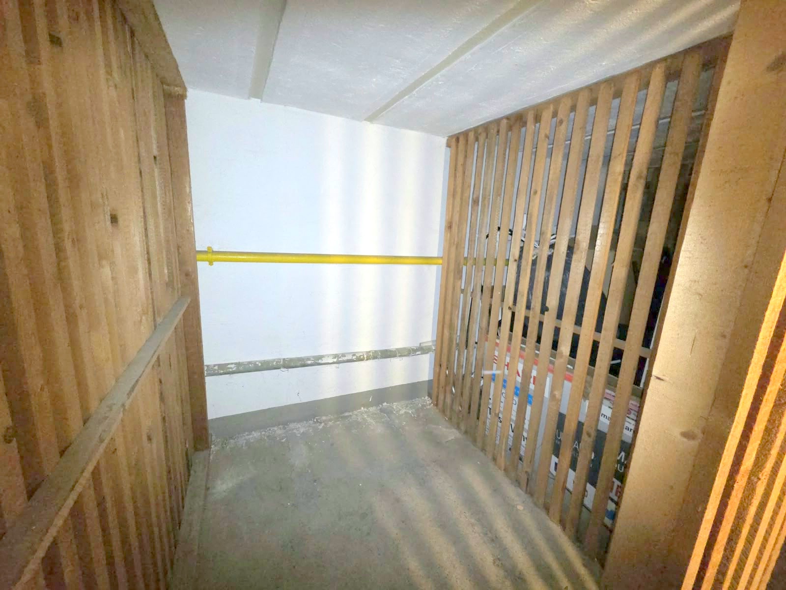 Ab sofort! Beste Lage direkt am Schweizer Platz! Ganz oben 5.OG im Altbau ohne ! Aufzug: Gemütliche 3 Zimmerwohnung mit Parkett und Einbauküche