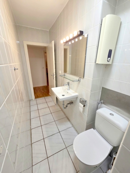 Ab sofort! Beste Lage direkt am Schweizer Platz! Ganz oben 5.OG im Altbau ohne ! Aufzug: Gemütliche 3 Zimmerwohnung mit Parkett und Einbauküche