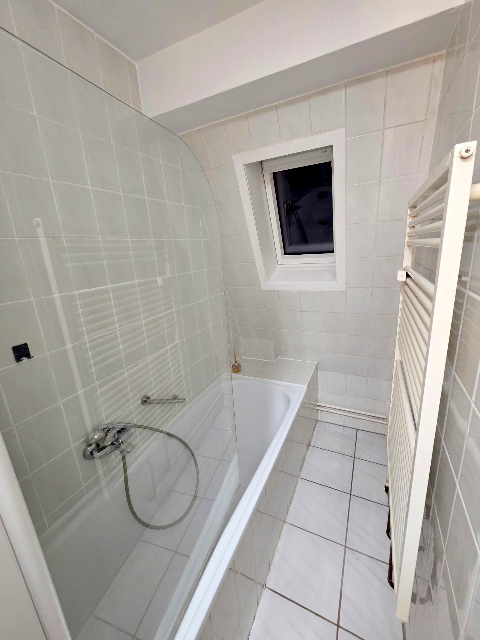 Ab sofort! Beste Lage direkt am Schweizer Platz! Ganz oben 5.OG im Altbau ohne ! Aufzug: Gemütliche 3 Zimmerwohnung mit Parkett und Einbauküche