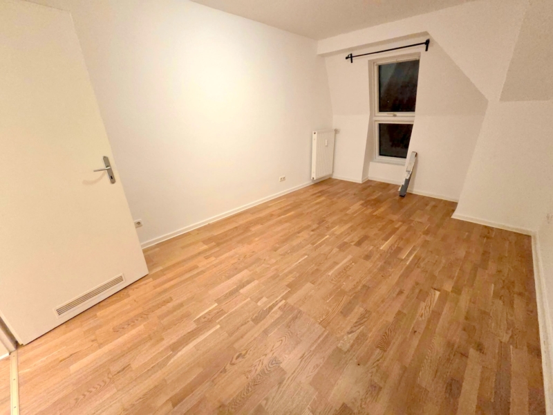 Ab sofort! Beste Lage direkt am Schweizer Platz! Ganz oben 5.OG im Altbau ohne ! Aufzug: Gemütliche 3 Zimmerwohnung mit Parkett und Einbauküche