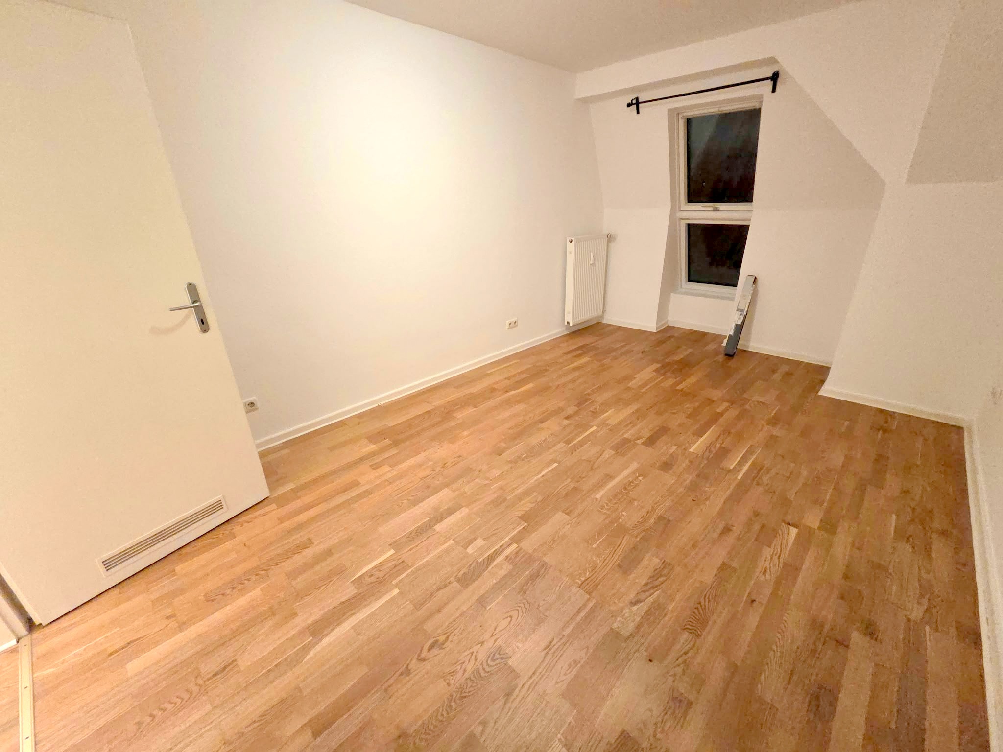 Ab sofort! Beste Lage direkt am Schweizer Platz! Ganz oben 5.OG im Altbau ohne ! Aufzug: Gemütliche 3 Zimmerwohnung mit Parkett und Einbauküche
