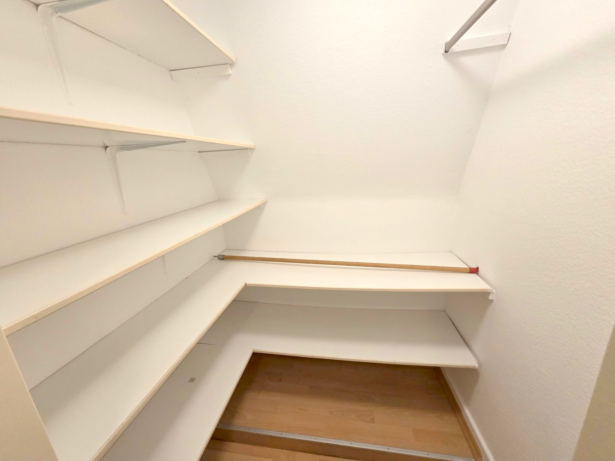 Ab sofort! Beste Lage direkt am Schweizer Platz! Ganz oben 5.OG im Altbau ohne ! Aufzug: Gemütliche 3 Zimmerwohnung mit Parkett und Einbauküche