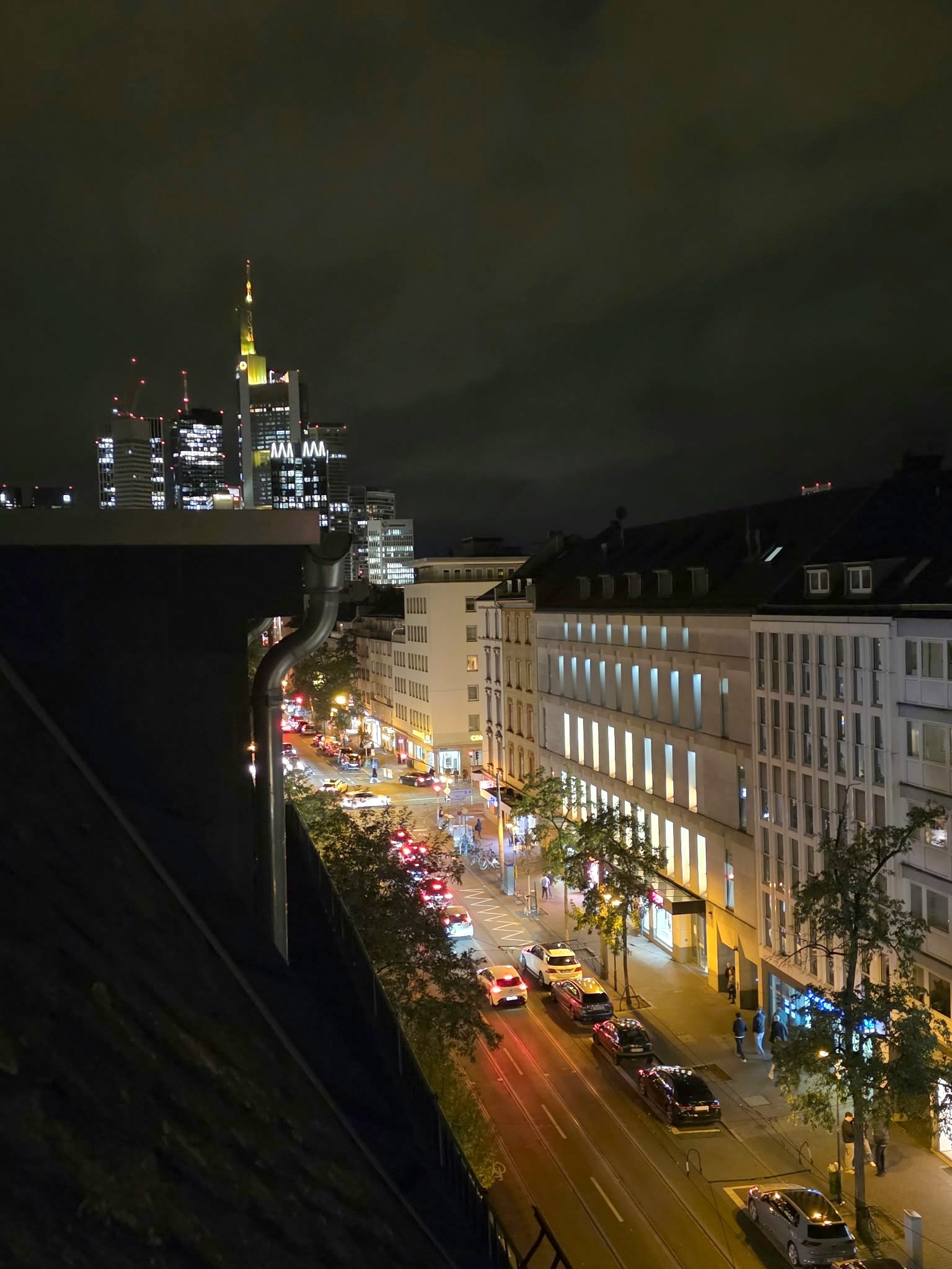 Ab sofort! Beste Lage direkt am Schweizer Platz! Ganz oben 5.OG im Altbau ohne ! Aufzug: Gemütliche 3 Zimmerwohnung mit Parkett und Einbauküche