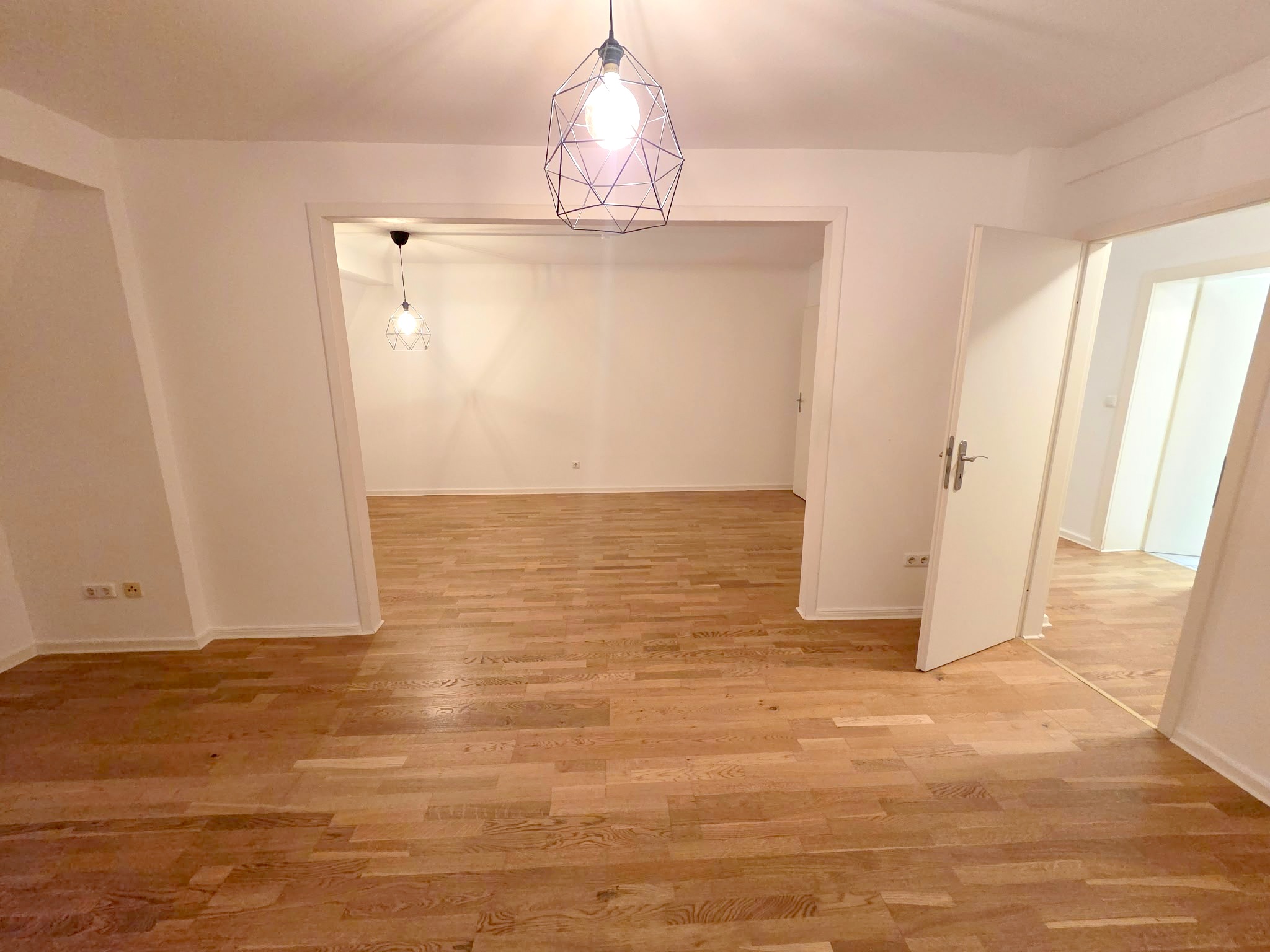 Ab sofort! Beste Lage direkt am Schweizer Platz! Ganz oben 5.OG im Altbau ohne ! Aufzug: Gemütliche 3 Zimmerwohnung mit Parkett und Einbauküche