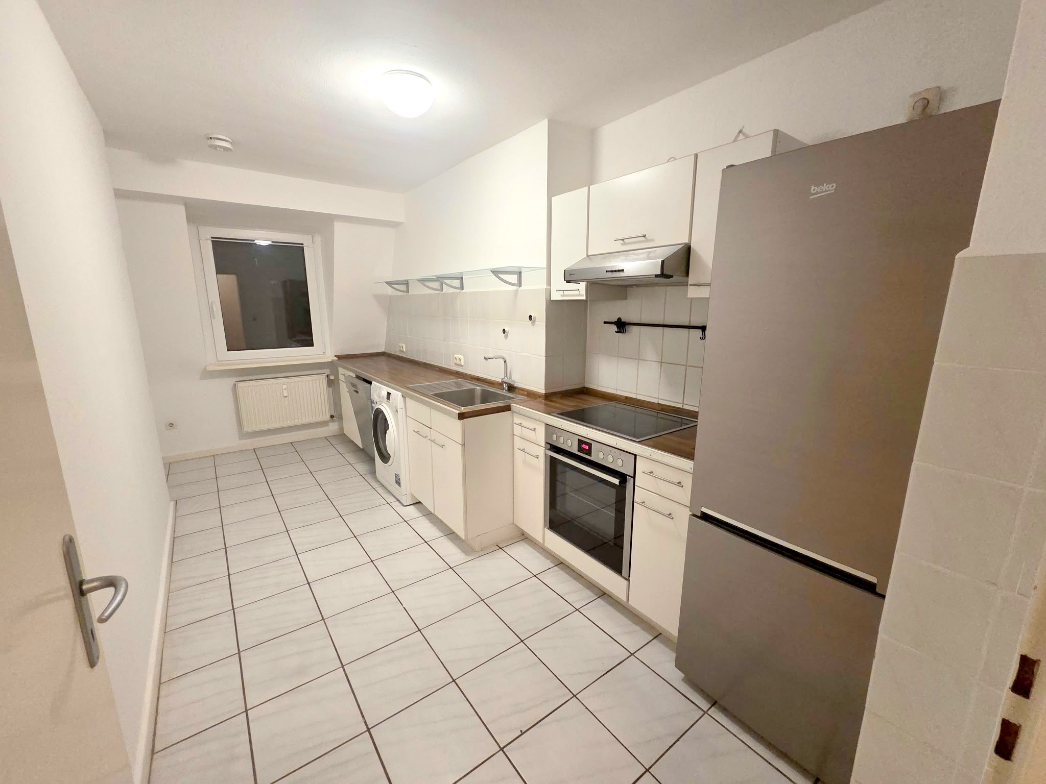 Ab sofort! Beste Lage direkt am Schweizer Platz! Ganz oben 5.OG im Altbau ohne ! Aufzug: Gemütliche 3 Zimmerwohnung mit Parkett und Einbauküche