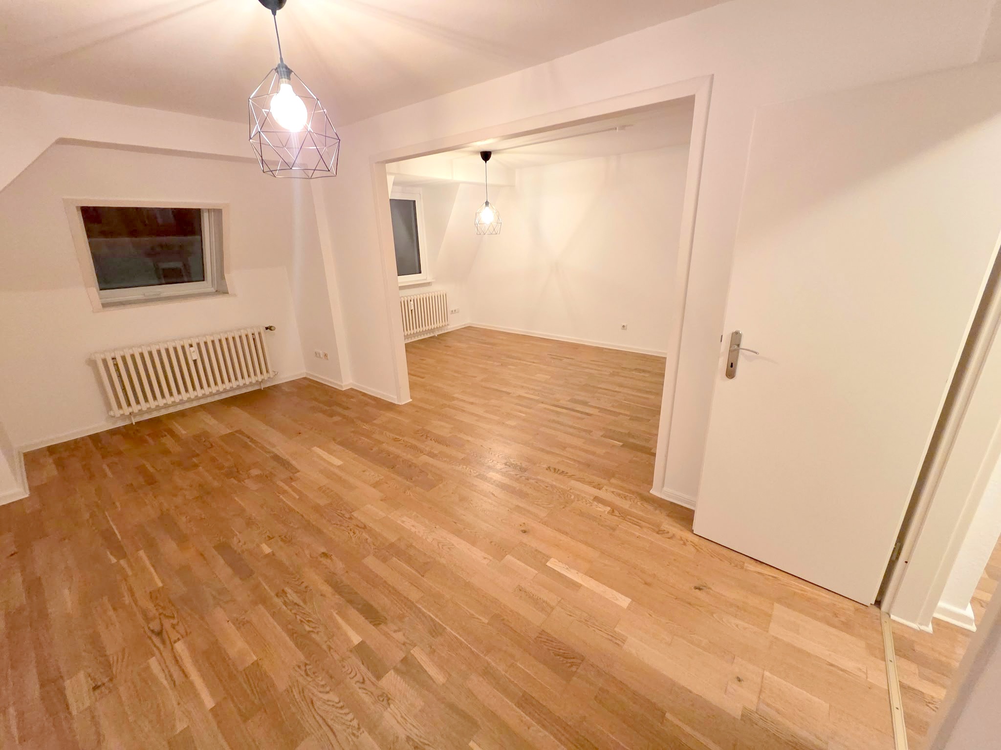 Ab sofort! Beste Lage direkt am Schweizer Platz! Ganz oben 5.OG im Altbau ohne ! Aufzug: Gemütliche 3 Zimmerwohnung mit Parkett und Einbauküche