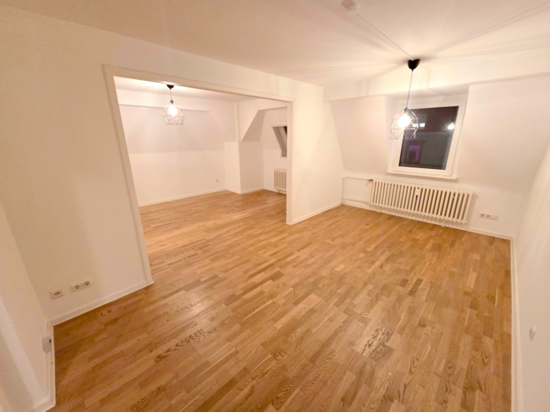 Ab sofort! Beste Lage direkt am Schweizer Platz! Ganz oben 5.OG im Altbau ohne ! Aufzug: Gemütliche 3 Zimmerwohnung mit Parkett und Einbauküche