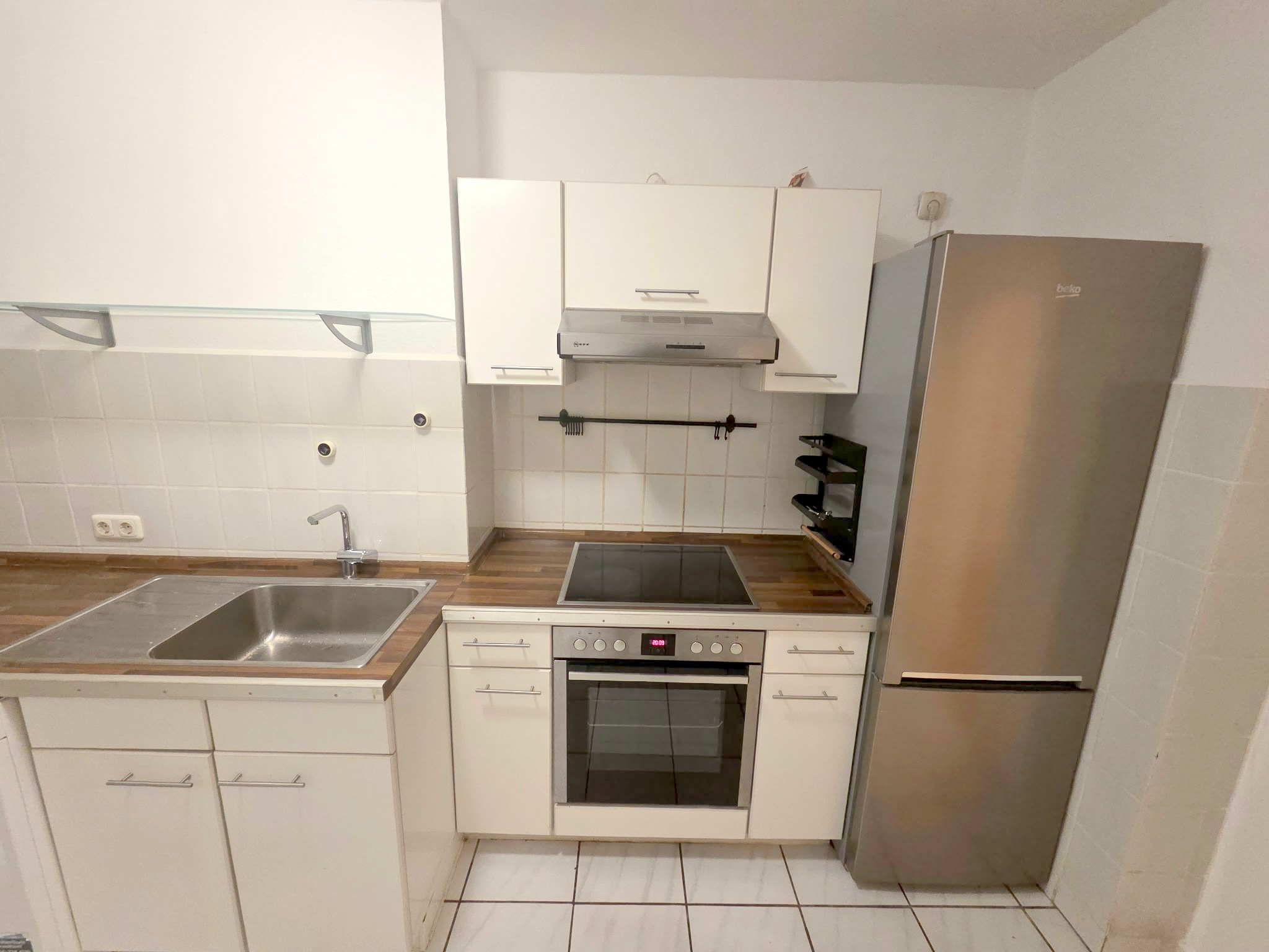 Ab sofort! Beste Lage direkt am Schweizer Platz! Ganz oben 5.OG im Altbau ohne ! Aufzug: Gemütliche 3 Zimmerwohnung mit Parkett und Einbauküche