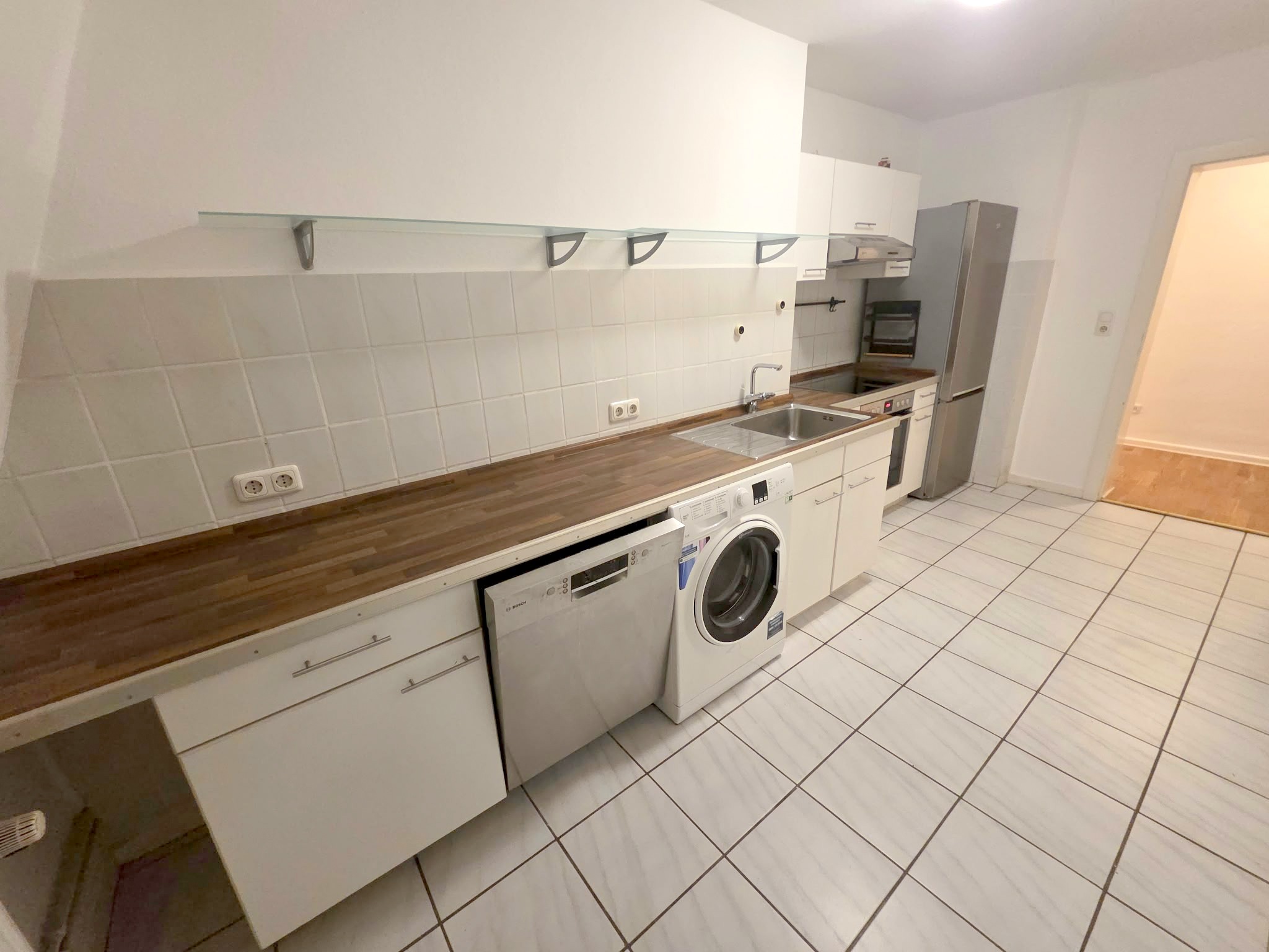 Ab sofort! Beste Lage direkt am Schweizer Platz! Ganz oben 5.OG im Altbau ohne ! Aufzug: Gemütliche 3 Zimmerwohnung mit Parkett und Einbauküche