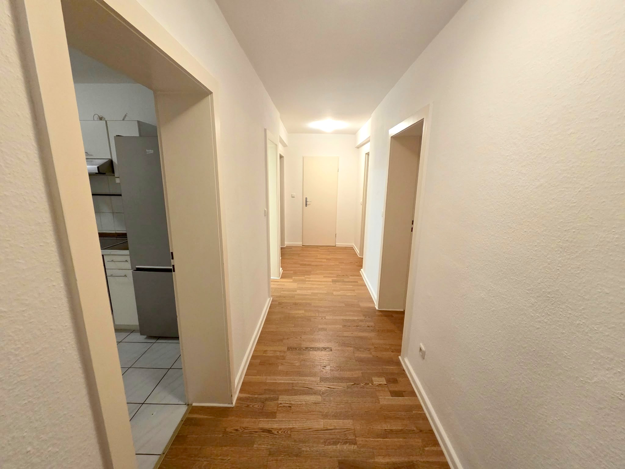 Ab sofort! Beste Lage direkt am Schweizer Platz! Ganz oben 5.OG im Altbau ohne ! Aufzug: Gemütliche 3 Zimmerwohnung mit Parkett und Einbauküche
