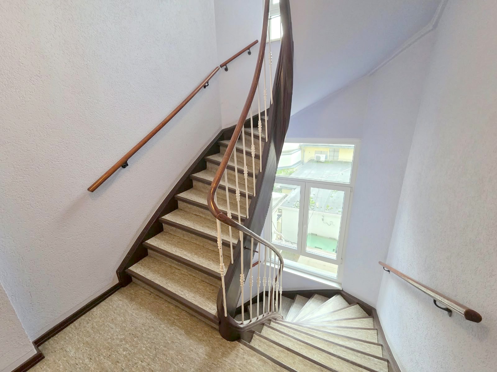 Ab sofort! Beste Lage direkt am Schweizer Platz! Ganz oben 5.OG im Altbau ohne ! Aufzug: Gemütliche 3 Zimmerwohnung mit Parkett und Einbauküche