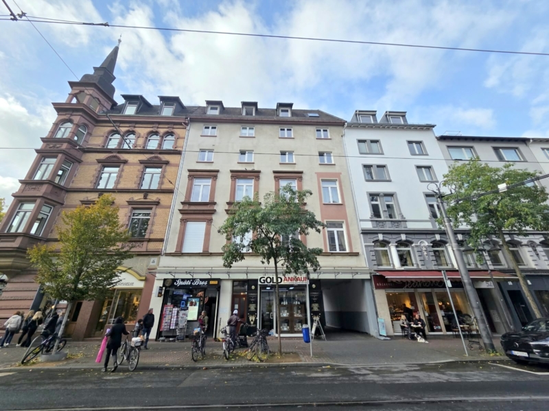 Ab sofort! Beste Lage direkt am Schweizer Platz! Ganz oben 5.OG im Altbau ohne ! Aufzug: Gemütliche 3 Zimmerwohnung mit Parkett und Einbauküche