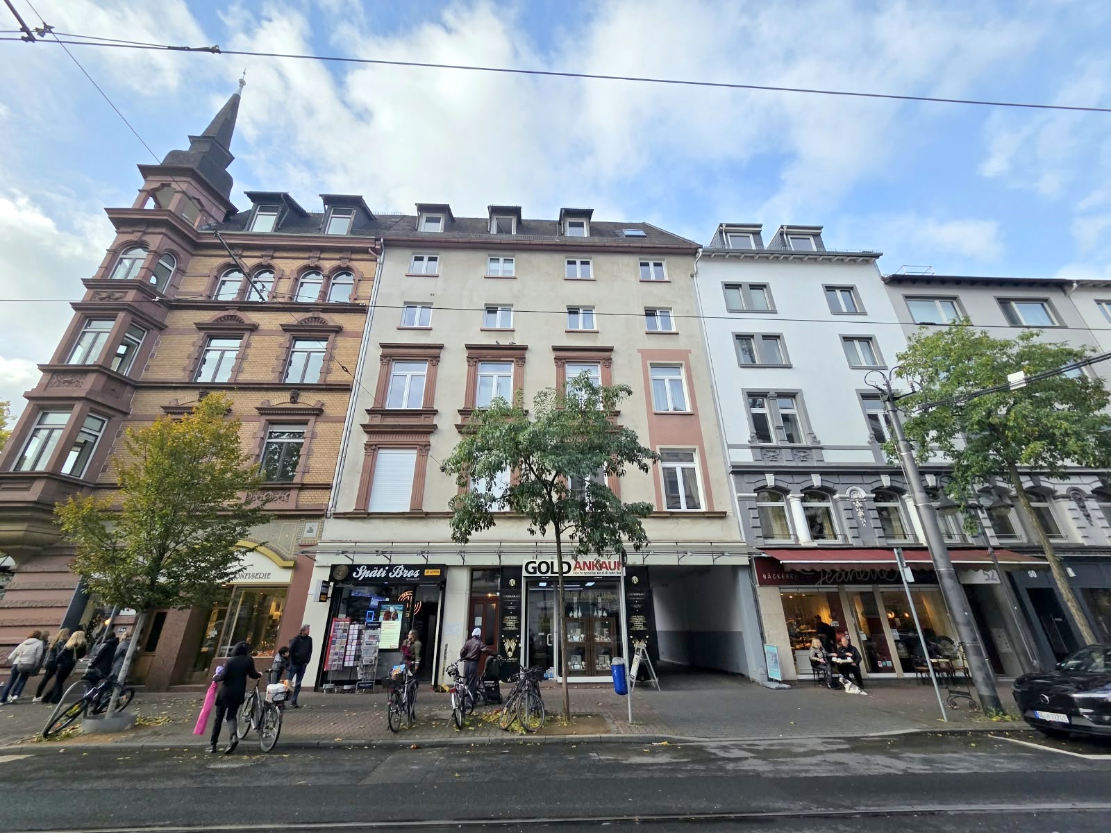 Ab sofort! Beste Lage direkt am Schweizer Platz! Ganz oben 5.OG im Altbau ohne ! Aufzug: Gemütliche 3 Zimmerwohnung mit Parkett und Einbauküche