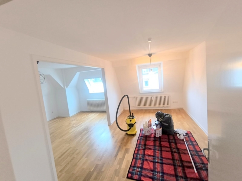 Ab sofort! Beste Lage direkt am Schweizer Platz! Ganz oben 5.OG im Altbau ohne ! Aufzug: Gemütliche 3 Zimmerwohnung mit Parkett und Einbauküche