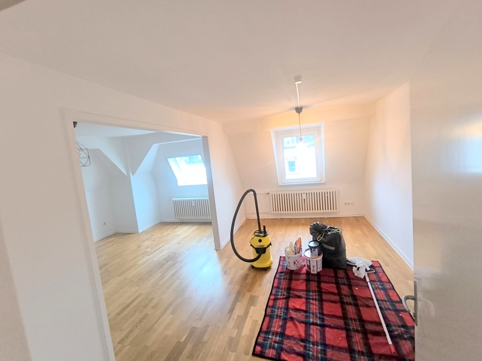 Ab sofort! Beste Lage direkt am Schweizer Platz! Ganz oben 5.OG im Altbau ohne ! Aufzug: Gemütliche 3 Zimmerwohnung mit Parkett und Einbauküche